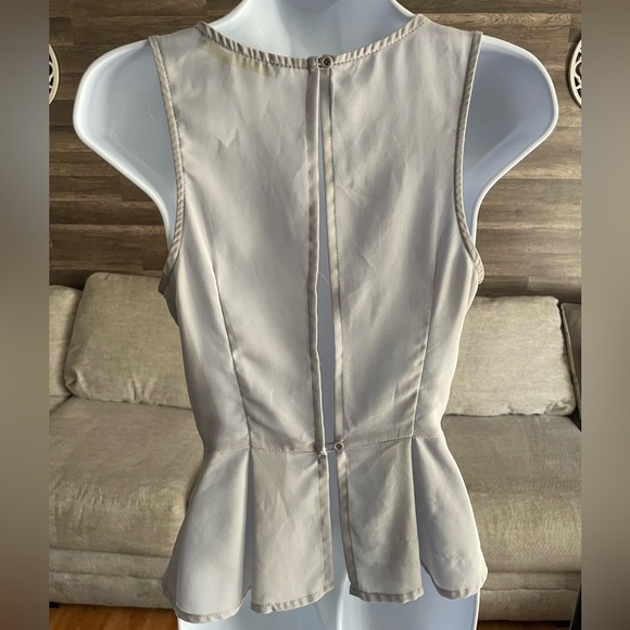 Finn&Clover Grey Sleeveless PePlum Top with Button Closure in Back - Picture 3 of 8